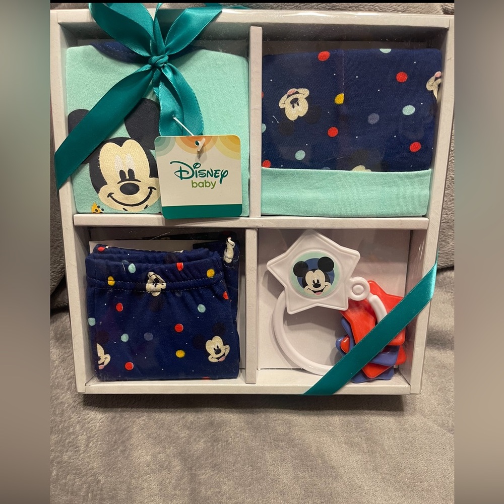 4 piece Mickey Mouse gift set